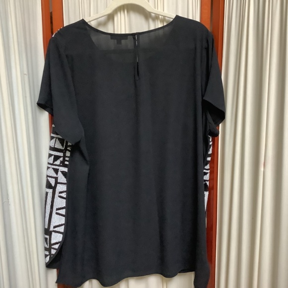 Vince Camuto Sequined Top Black White Abstract Short Sleeve Size 2X - Picture 5 of 9